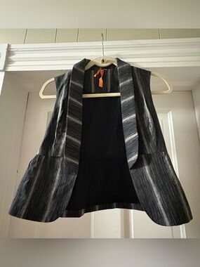BCBGeneration Women’s Black and Gray Striped Open-Front Vest Size 4